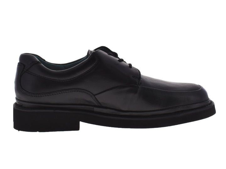Zapato formal color negro para niño con cordones y suela robusta sobre fondo blanco.