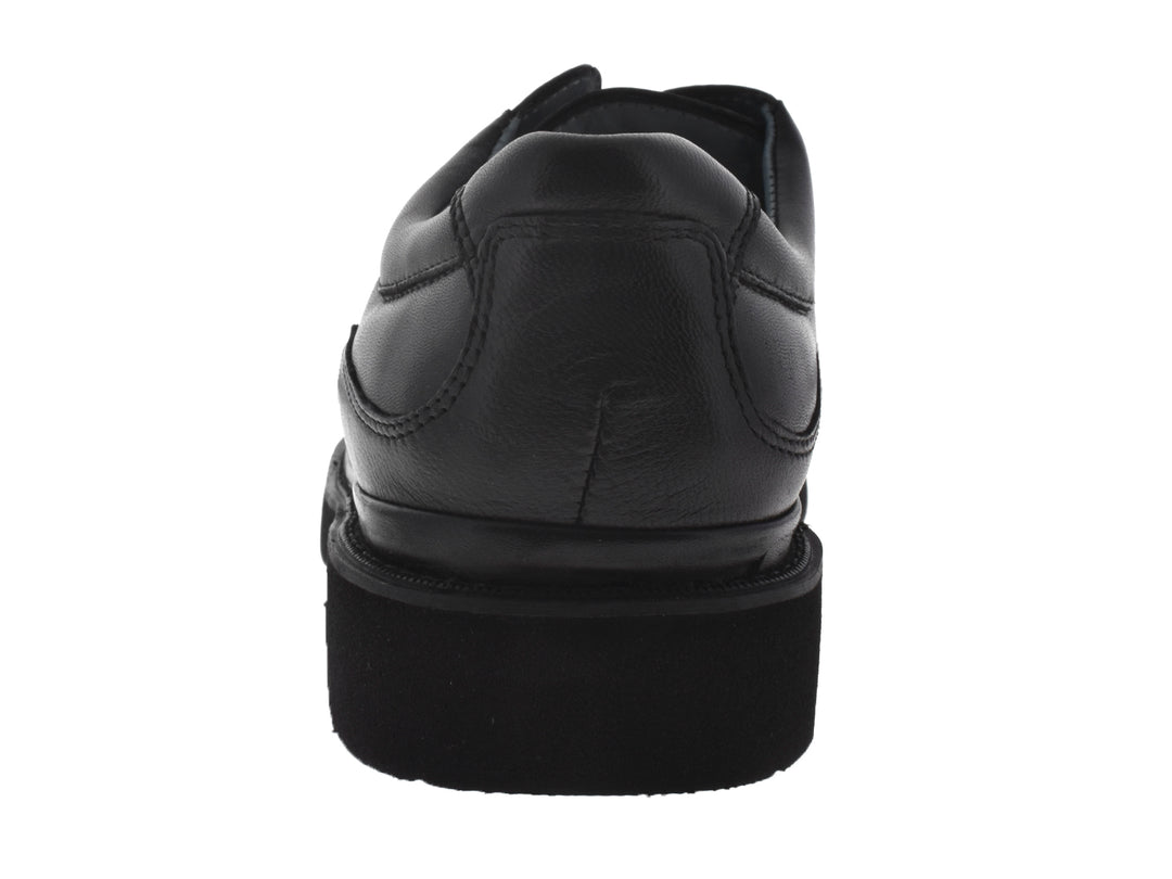 Zapato formal color negro para niño con cordones y suela robusta sobre fondo blanco.