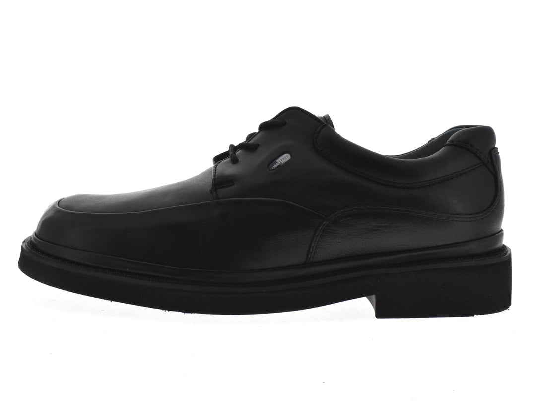 Zapato formal color negro para niño con cordones y suela robusta sobre fondo blanco.
