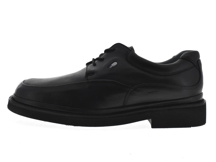 Zapato formal color negro para niño con cordones y suela robusta sobre fondo blanco.