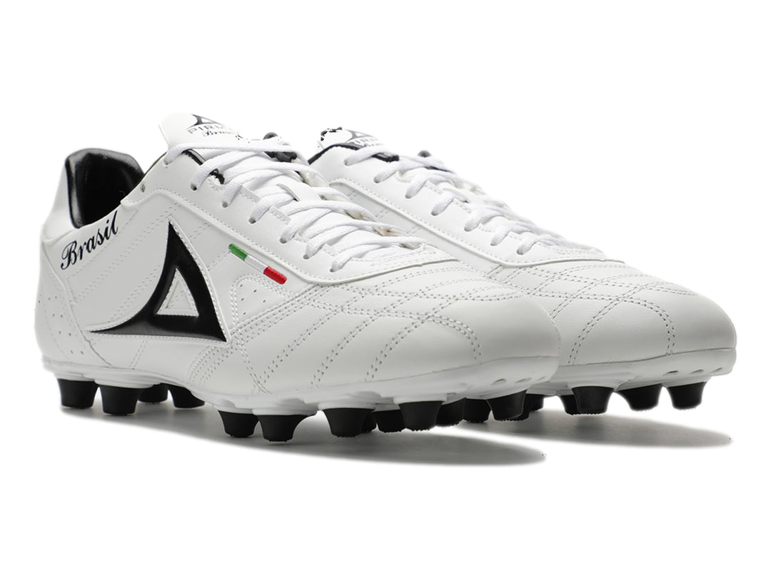 Botines de fútbol Pirma color blanco con detalles y tacos en color negro.