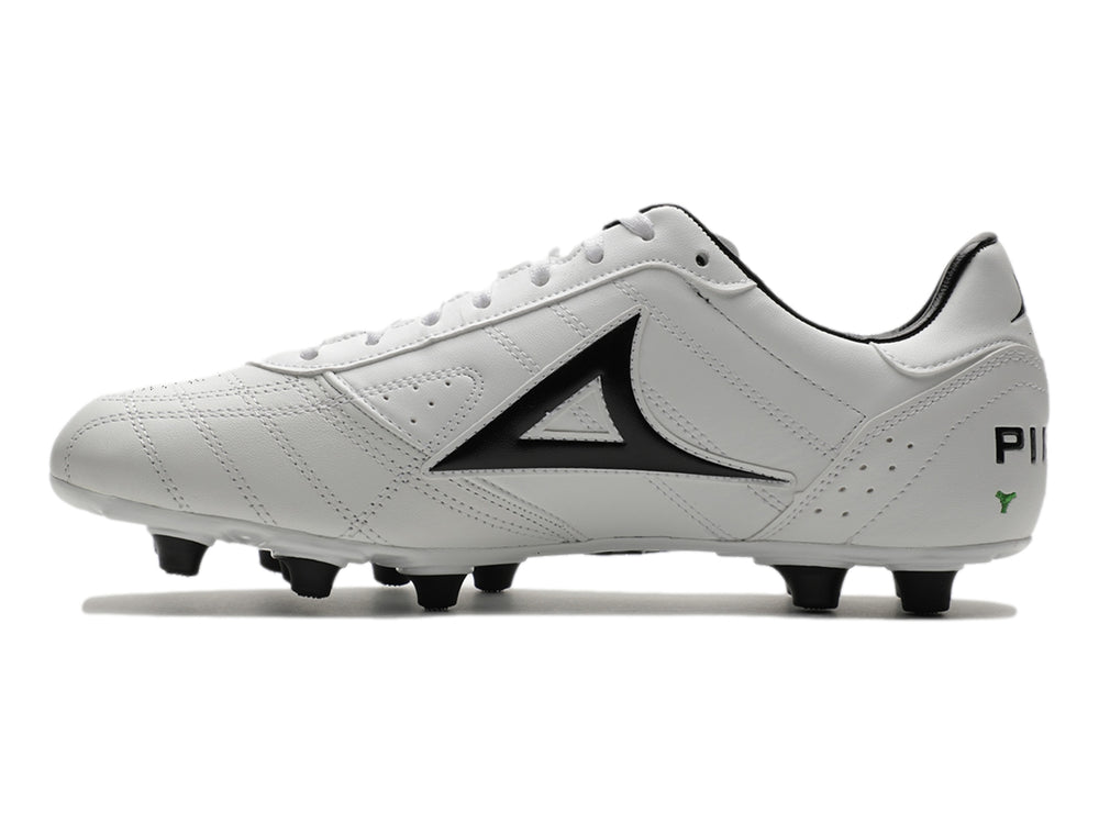 Botines de fútbol Pirma color blanco con detalles y tacos en color negro.