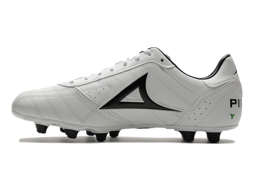 Botines de fútbol Pirma color blanco con detalles y tacos en color negro.