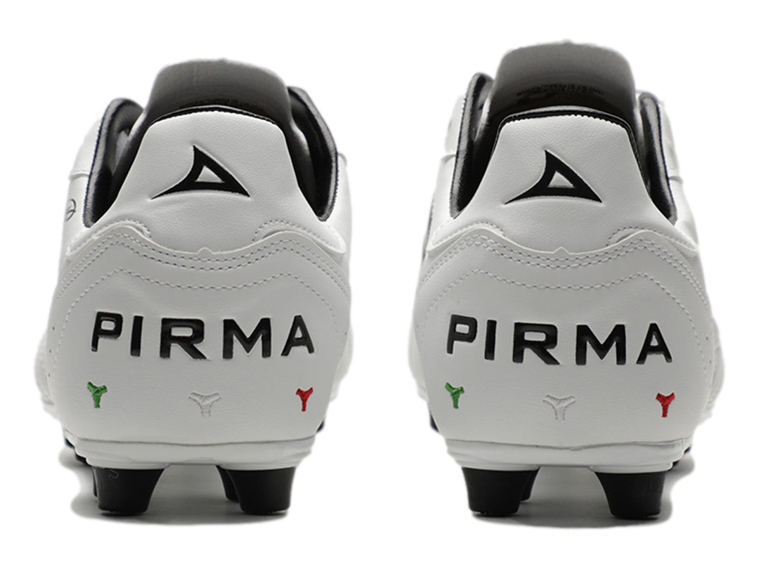 Botines de fútbol Pirma color blanco con detalles y tacos en color negro.