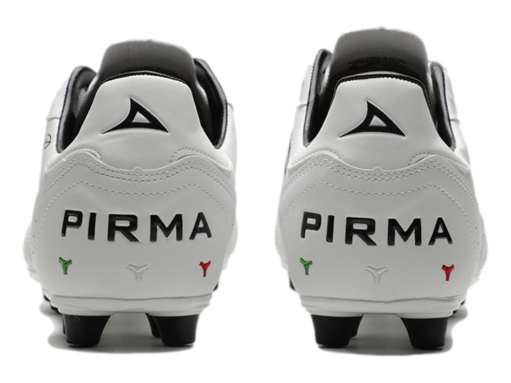 Botines de fútbol Pirma color blanco con detalles y tacos en color negro.