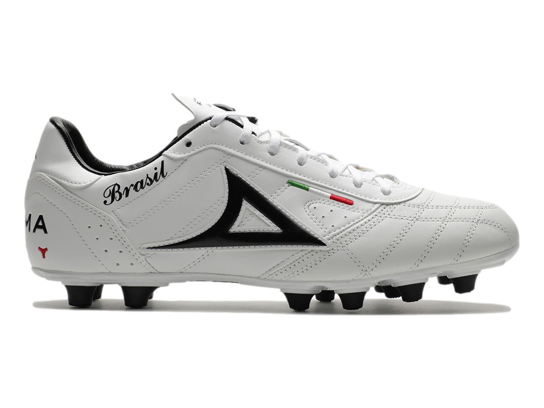 Botines de fútbol Pirma color blanco con detalles y tacos en color negro.