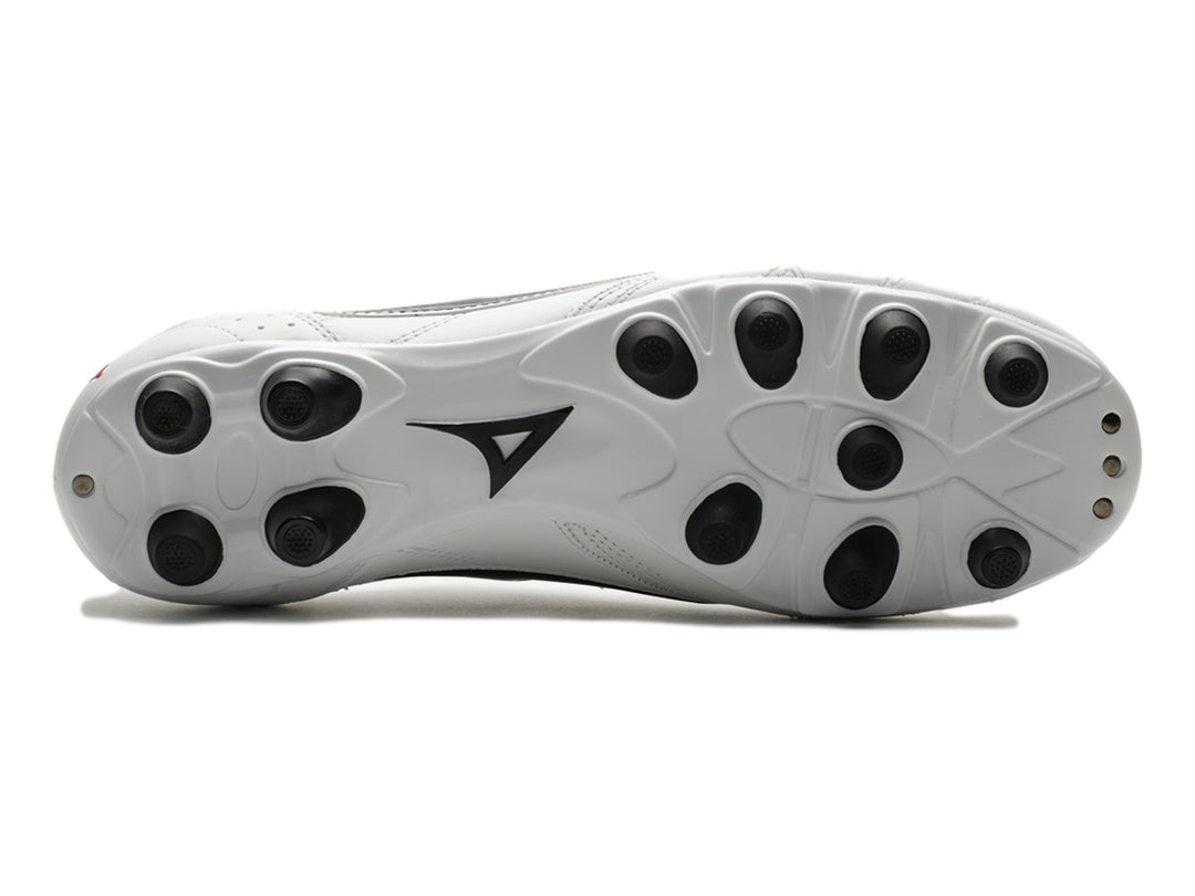Botines de fútbol Pirma color blanco con detalles y tacos en color negro.