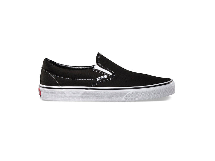 Tenis Vans Classic Slip-On color negro con suela blanca y diseño sin cordones.