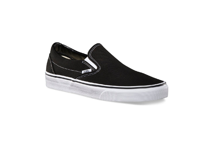 Tenis Vans Classic Slip-On color negro con suela blanca y diseño sin cordones.