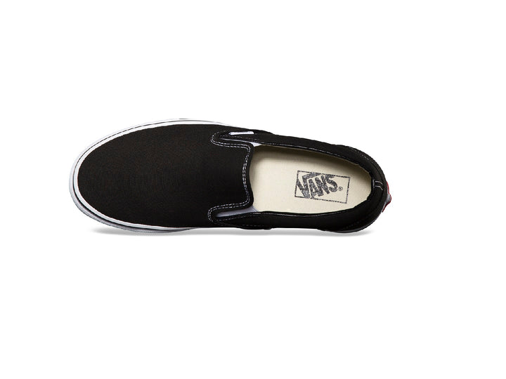 Tenis Vans Classic Slip-On color negro con suela blanca y diseño sin cordones.
