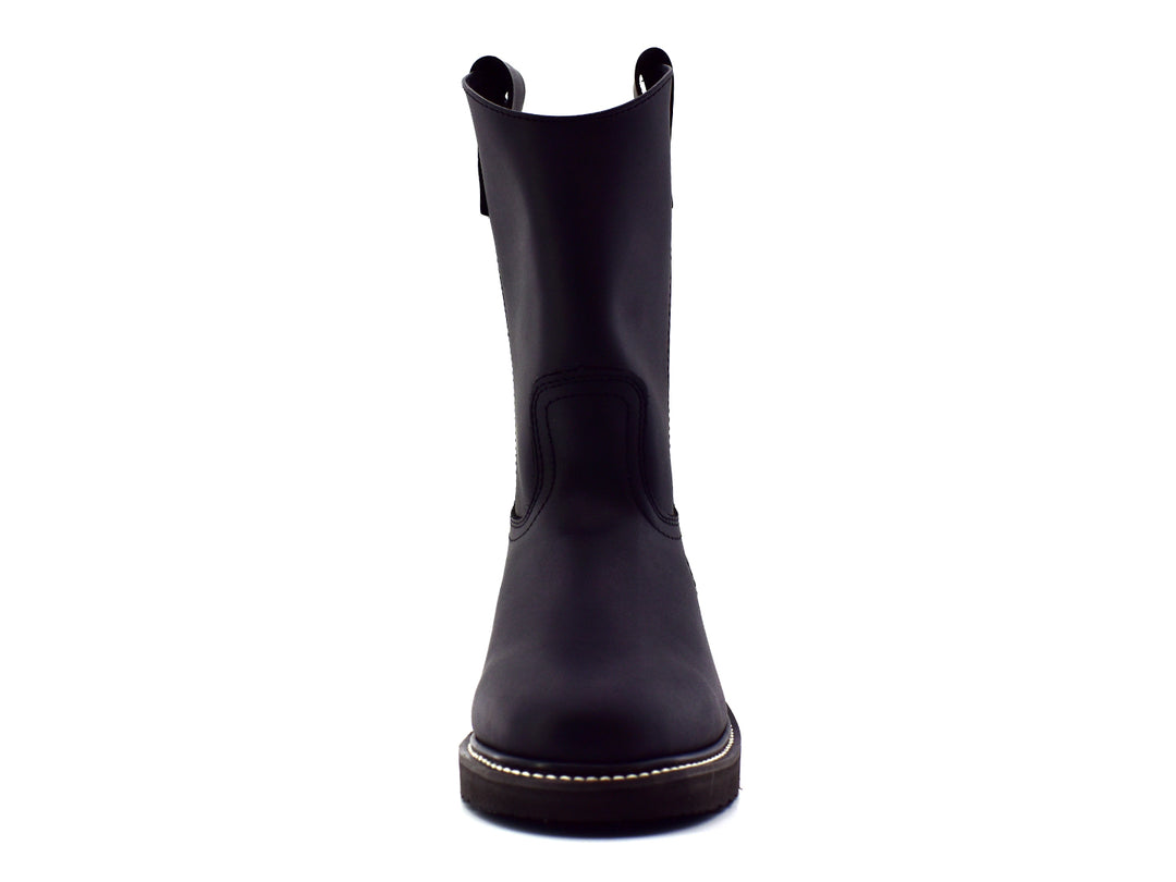 Bota de cuero color negro estilo western con acabado mate y suela gruesa sobre fondo blanco.