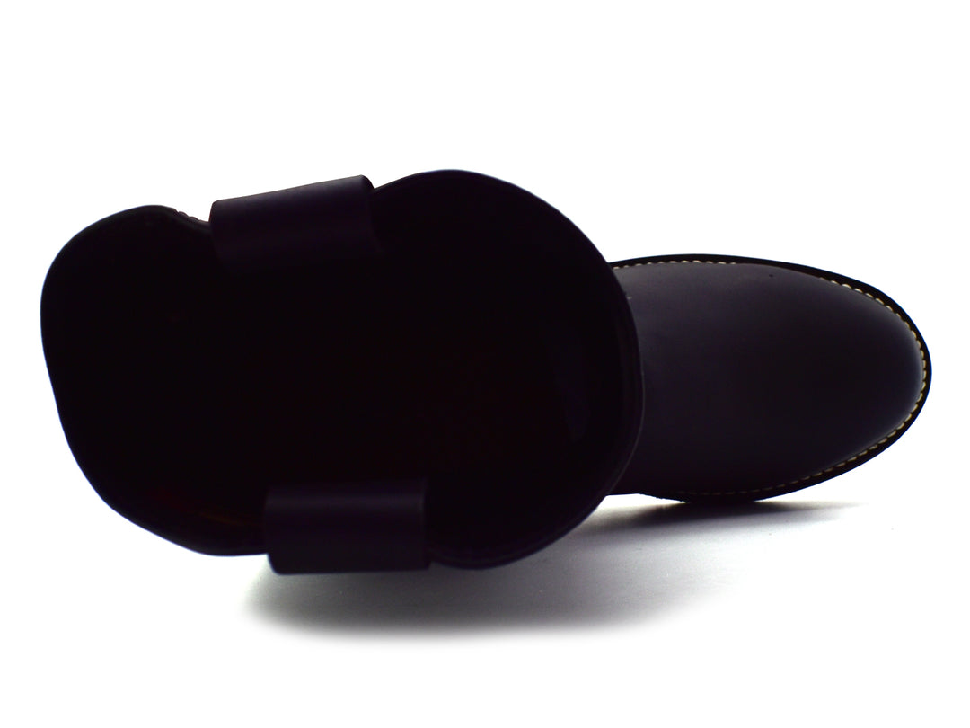 Bota de cuero color negro estilo western con acabado mate y suela gruesa sobre fondo blanco.