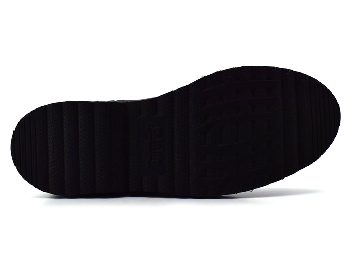 Bota de cuero color negro estilo western con acabado mate y suela gruesa sobre fondo blanco.
