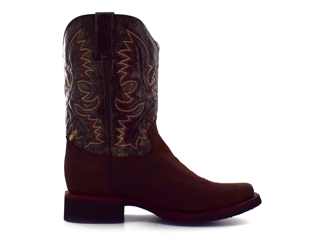 Bota vaquera Israel Boots en color café con detalles bordados en dorado en la caña.