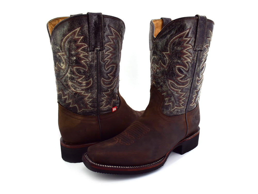 Bota vaquera Israel Boots en color café con detalles bordados en dorado en la caña.