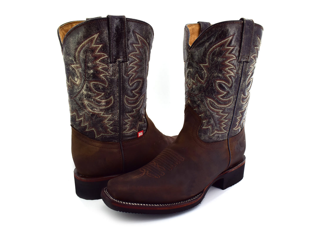 Bota vaquera Israel Boots en color café con detalles bordados en dorado en la caña.