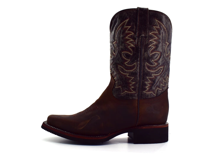 Bota vaquera Israel Boots en color café con detalles bordados en dorado en la caña.