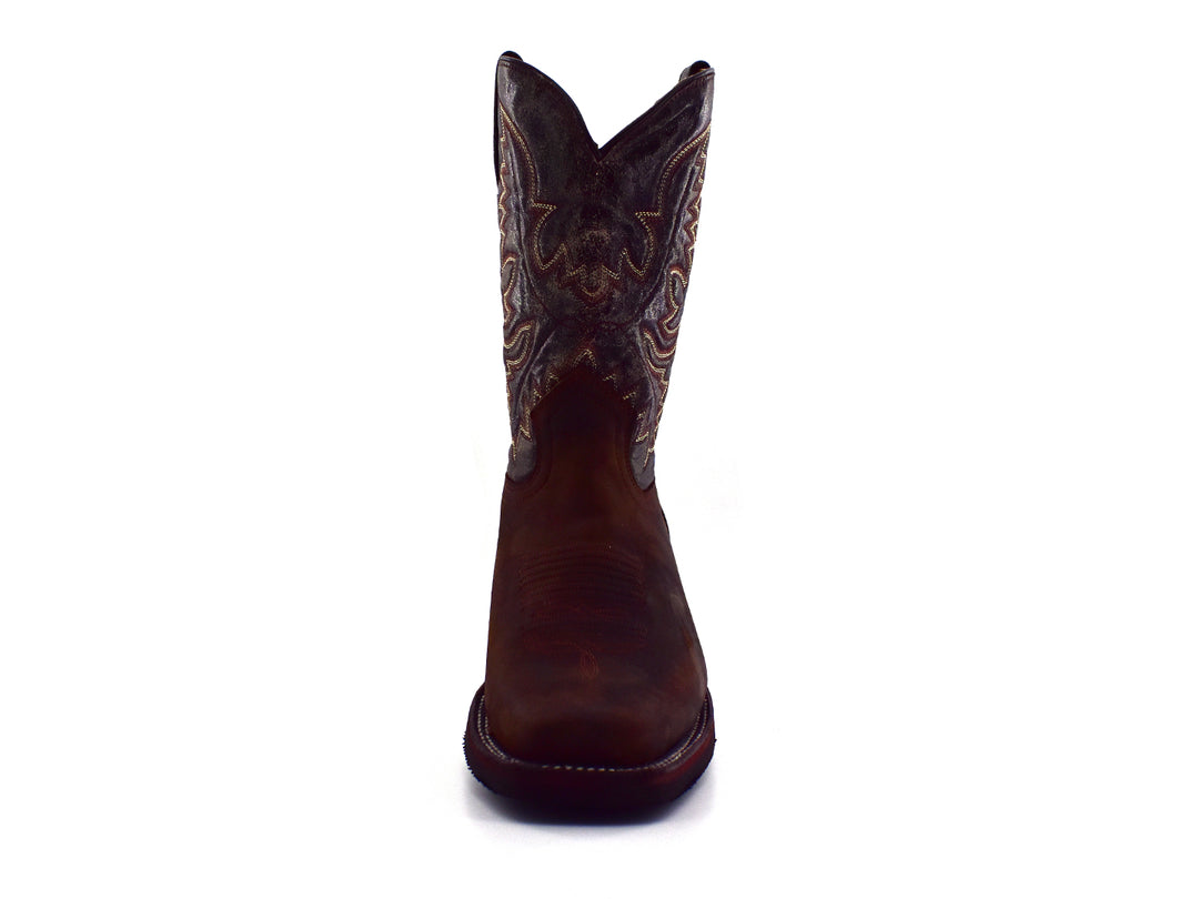 Bota vaquera Israel Boots en color café con detalles bordados en dorado en la caña.
