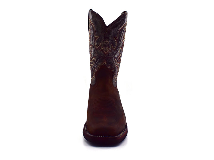 Bota vaquera Israel Boots en color café con detalles bordados en dorado en la caña.