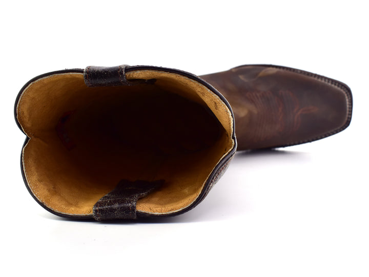 Bota vaquera Israel Boots en color café con detalles bordados en dorado en la caña.