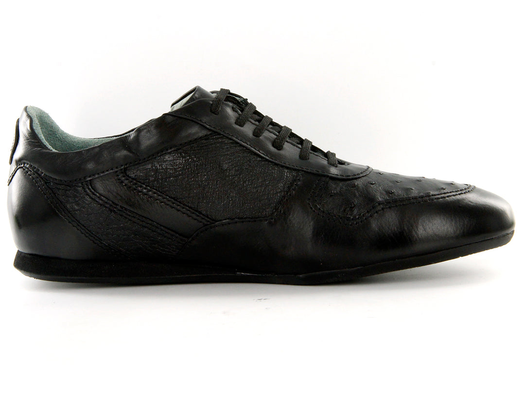 Zapato casual Cuadra en color negro, confeccionado en piel de avestruz con agujetas.