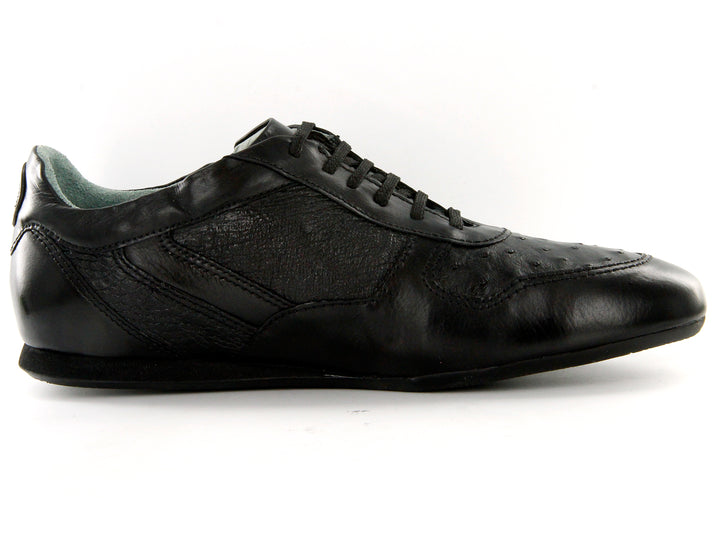Zapato casual Cuadra en color negro, confeccionado en piel de avestruz con agujetas.