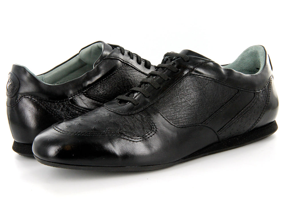 Zapato casual Cuadra en color negro, confeccionado en piel de avestruz con agujetas.