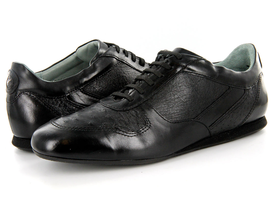 Zapato casual Cuadra en color negro, confeccionado en piel de avestruz con agujetas.