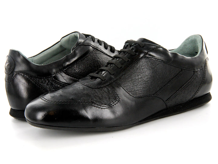 Zapato casual Cuadra en color negro, confeccionado en piel de avestruz con agujetas.
