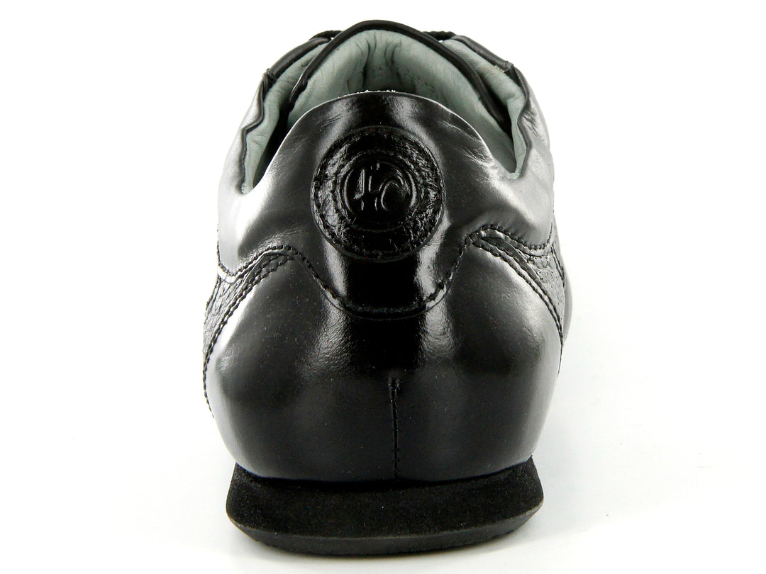 Zapato casual Cuadra en color negro, confeccionado en piel de avestruz con agujetas.