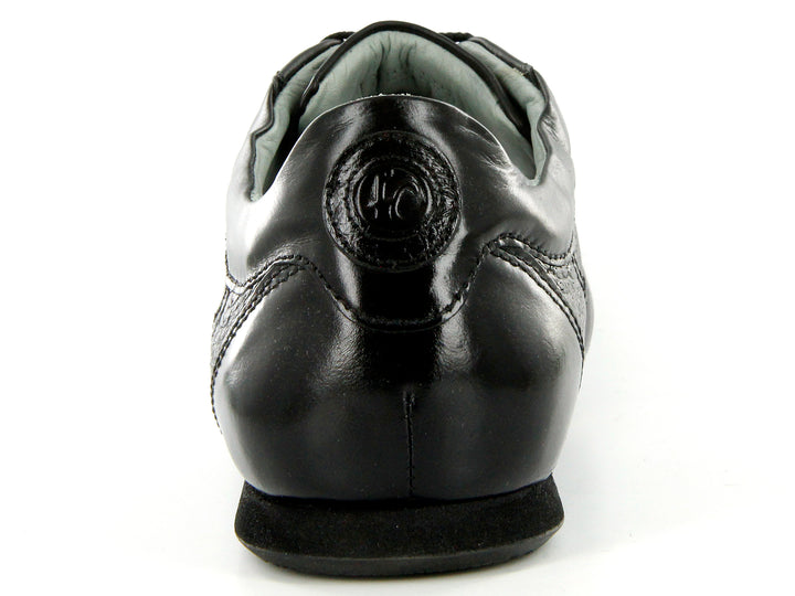 Zapato casual Cuadra en color negro, confeccionado en piel de avestruz con agujetas.