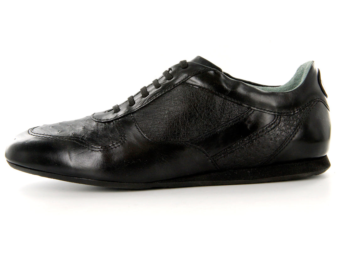 Zapato casual Cuadra en color negro, confeccionado en piel de avestruz con agujetas.
