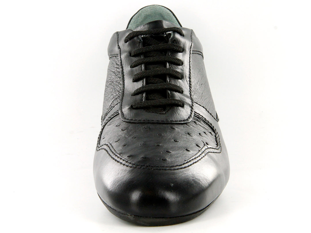 Zapato casual Cuadra en color negro, confeccionado en piel de avestruz con agujetas.