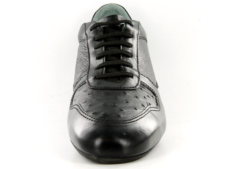 Zapato casual Cuadra en color negro, confeccionado en piel de avestruz con agujetas.