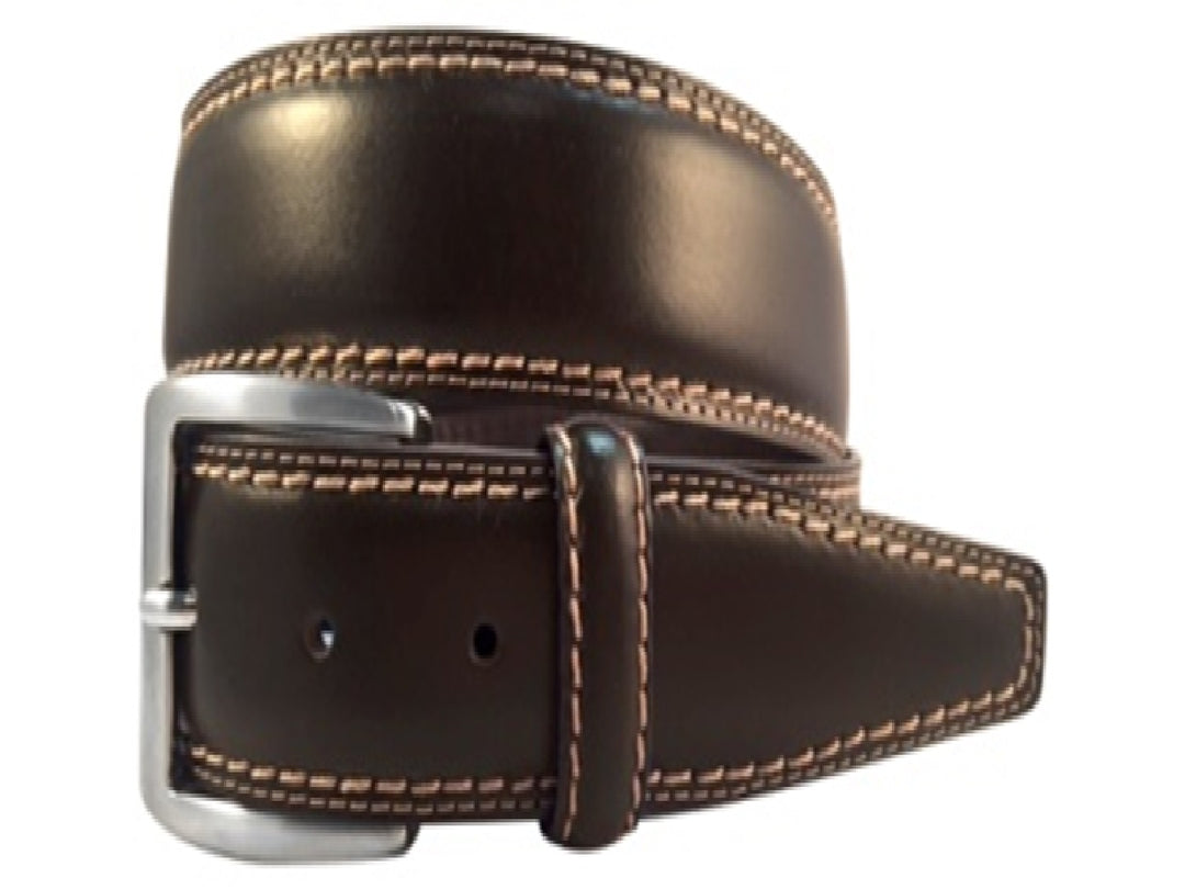 Cinturón de cuero negro con costuras beige y hebilla plateada.