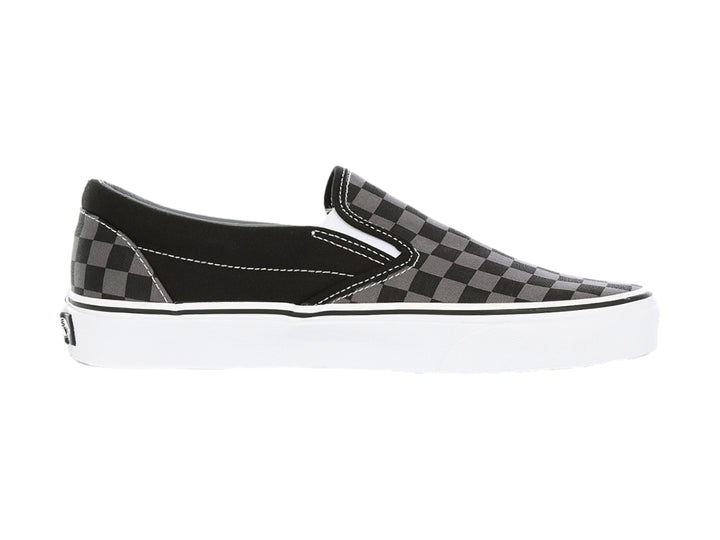 Tenis Vans Classic Slip-On con estampado de cuadros en color negro y gris con suela blanca.