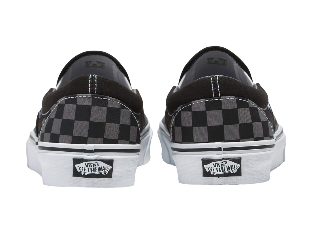 Tenis Vans Classic Slip-On con estampado de cuadros en color negro y gris con suela blanca.