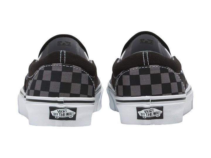 Tenis Vans Classic Slip-On con estampado de cuadros en color negro y gris con suela blanca.