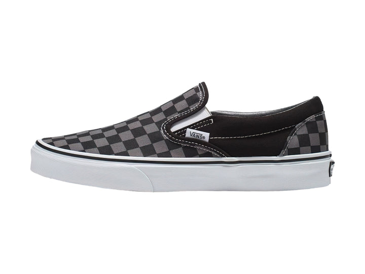 Tenis Vans Classic Slip-On con estampado de cuadros en color negro y gris con suela blanca.