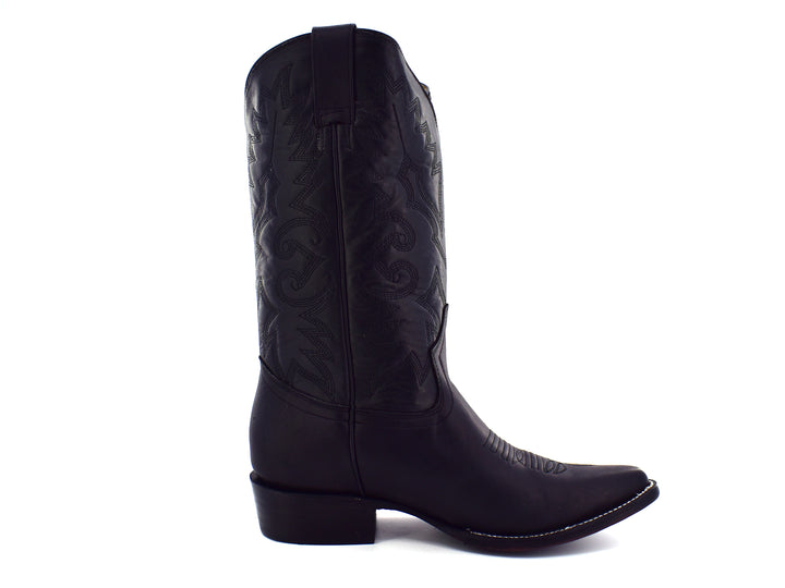 Bota vaquera de cuero color negro con detalles bordados en el cuerpo y punta afilada.