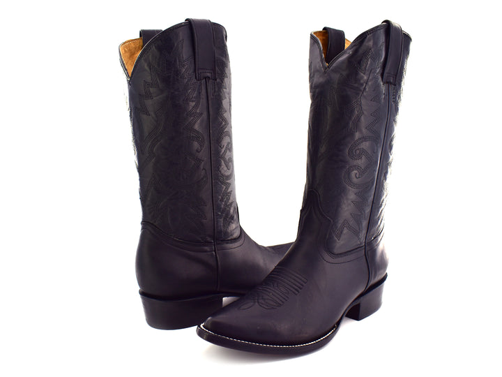 Bota vaquera de cuero color negro con detalles bordados en el cuerpo y punta afilada.