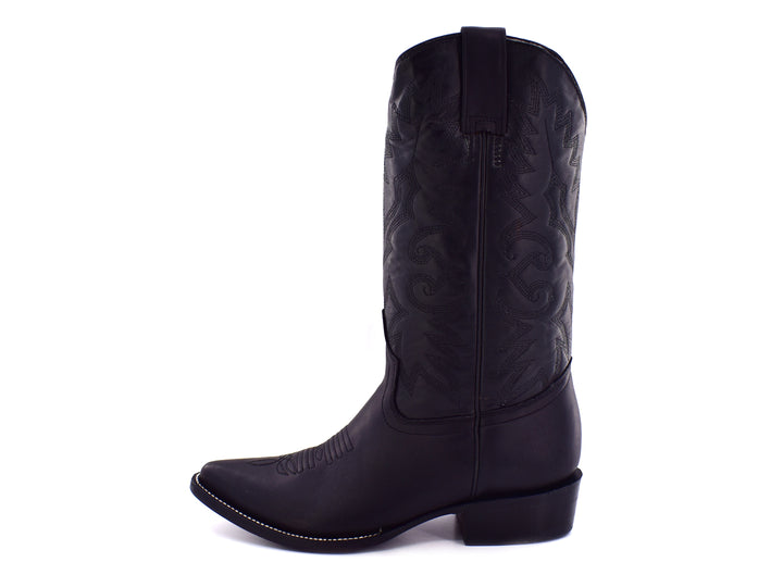 Bota vaquera de cuero color negro con detalles bordados en el cuerpo y punta afilada.