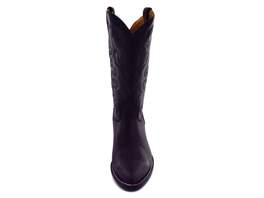 Bota vaquera de cuero color negro con detalles bordados en el cuerpo y punta afilada.