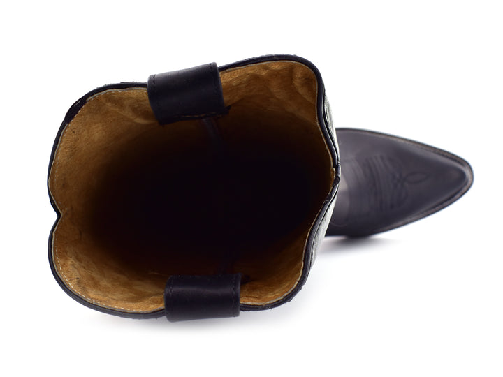 Bota vaquera de cuero color negro con detalles bordados en el cuerpo y punta afilada.