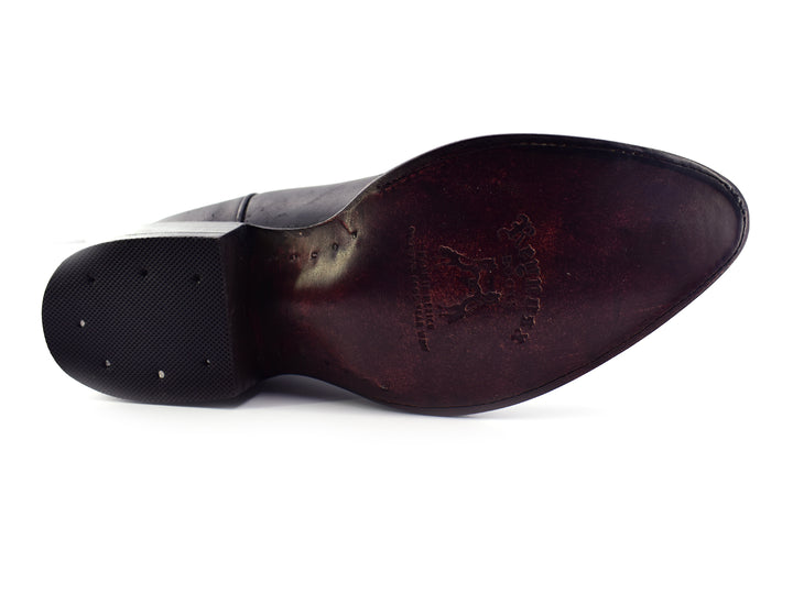 Bota vaquera de cuero color negro con detalles bordados en el cuerpo y punta afilada.