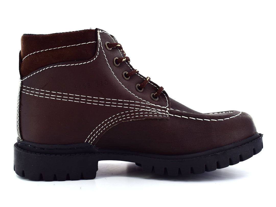 Botas color café para niño con costuras blancas contrastantes y suela negra dentada.