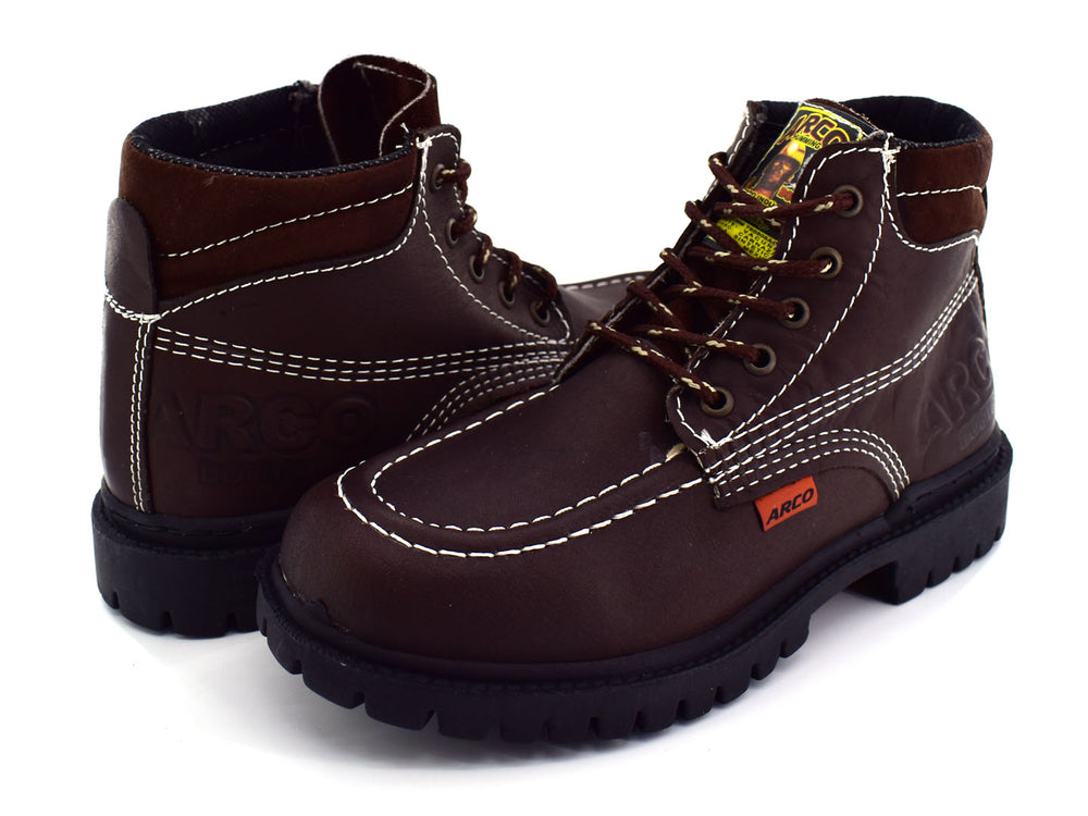 Botas color café para niño con costuras blancas contrastantes y suela negra dentada.
