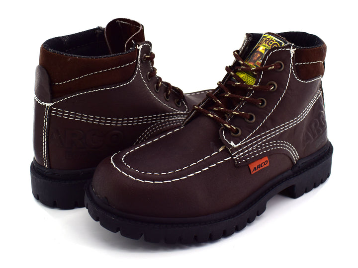 Botas color café para niño con costuras blancas contrastantes y suela negra dentada.