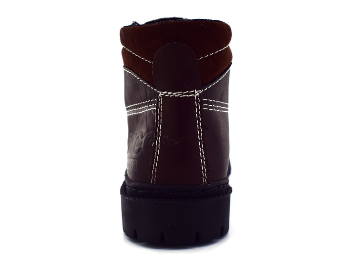 Botas color café para niño con costuras blancas contrastantes y suela negra dentada.