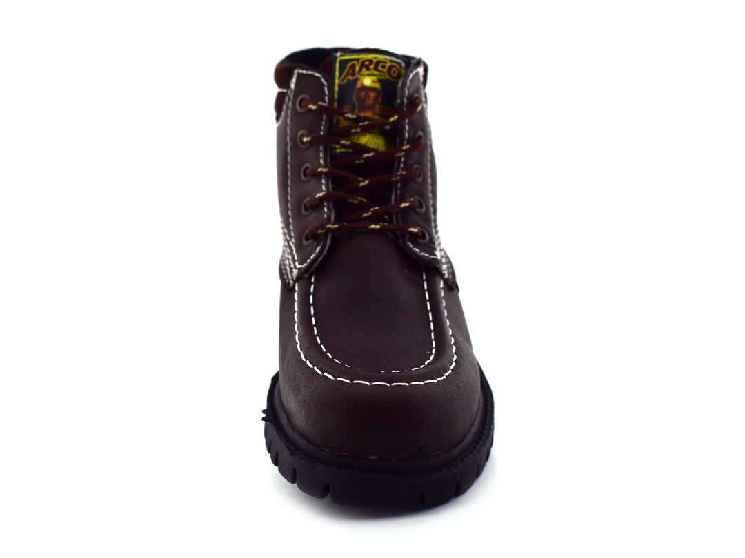 Botas color café para niño con costuras blancas contrastantes y suela negra dentada.